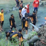 Cegah Banjir, Polres Ngawi Turun Bersihkan Sungai