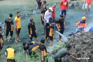 Cegah Banjir, Polres Ngawi Turun Bersihkan Sungai