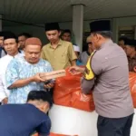 Jumat Berkah Menggema, Bhabinkamtibmas Curahdami Tebar Kepedulian di Masjid Al Ikram