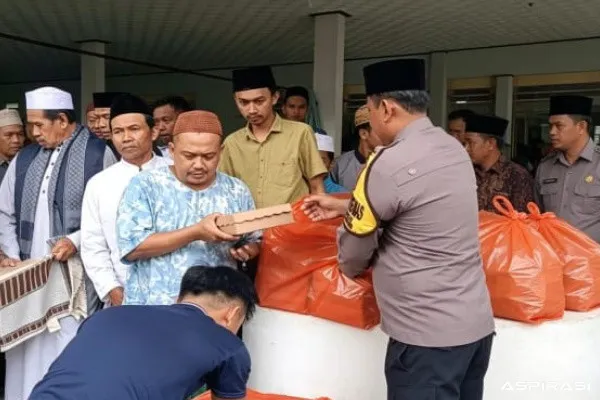 Jumat Berkah Menggema, Bhabinkamtibmas Curahdami Tebar Kepedulian di Masjid Al Ikram