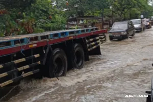 Hujan Deras Picu Banjir, Ruas Perbatasan Tapen–Klabang Bondowoso Macet Parah
