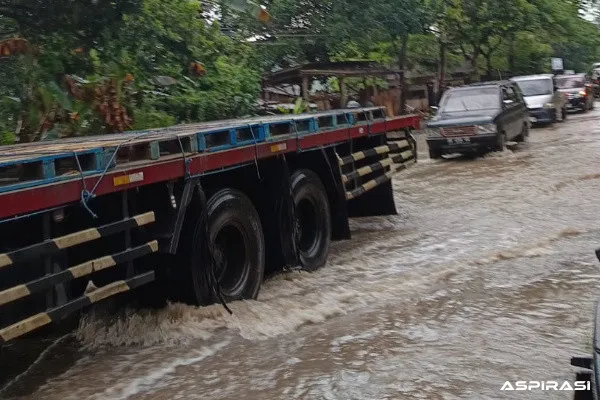 Hujan Deras Picu Banjir, Ruas Perbatasan Tapen–Klabang Bondowoso Macet Parah