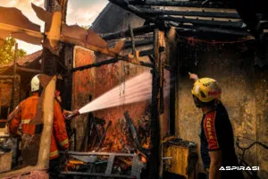 Dua Rumah di Kota Kulon Bondowoso Dilalap Api, Warga Nekat Selamatkan Barang di Tengah Kobaran