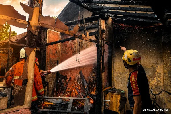 Dua Rumah di Kota Kulon Bondowoso Dilalap Api, Warga Nekat Selamatkan Barang di Tengah Kobaran