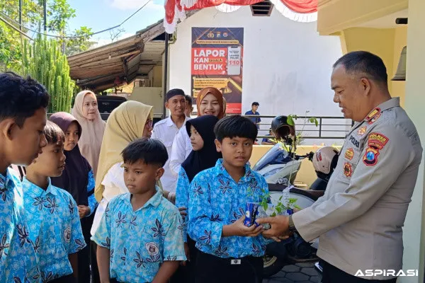 Generasi Peduli Lingkungan, Siswa SD Selolembu Serahkan Bibit Pohon ke Polsek Curahdami