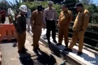 Respon Cepat! Wabup As'ad Turun Langsung ke Jembatan Koncer, Batasi Truk Demi Keselamatan Warga