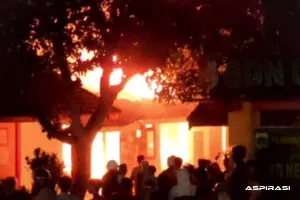 Korsleting Listrik Diduga Picu Kebakaran Koperasi dan Musala SDN Cindogo 1 Bondowoso