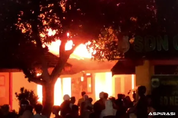 Korsleting Listrik Diduga Picu Kebakaran Koperasi dan Musala SDN Cindogo 1 Bondowoso