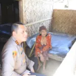 Kapolres Bondowoso Sambangi Tiga Lansia Dhuafa, Serahkan Kasur, Sembako, dan Santunan Lewat Program "Kapolres Berbagi