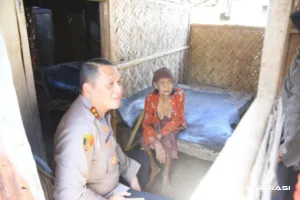 Kapolres Bondowoso Sambangi Tiga Lansia Dhuafa, Serahkan Kasur, Sembako, dan Santunan Lewat Program "Kapolres Berbagi
