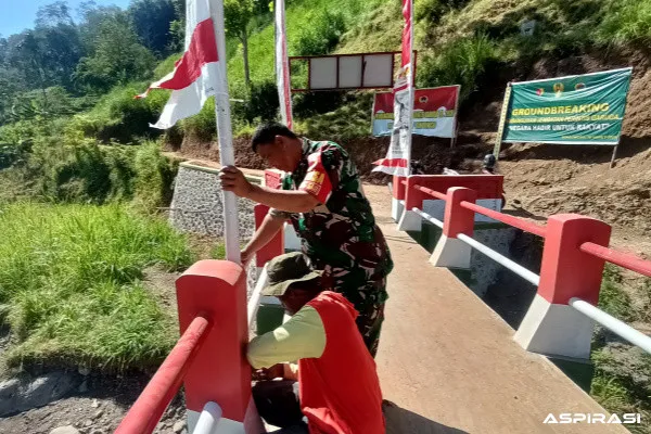 Lautan Merah Putih Selimuti Jembatan Garuda, Babinsa dan Warga Gadingsari Kobarkan Semangat HUT RI ke-81