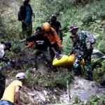 Prajurit Kodim 0822 Pertaruhkan Tenaga di Tebing Maut, Dua Jenazah Pendaki Gunung Piramid Berhasil Dievakuasi