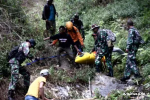 Prajurit Kodim 0822 Pertaruhkan Tenaga di Tebing Maut, Dua Jenazah Pendaki Gunung Piramid Berhasil Dievakuasi