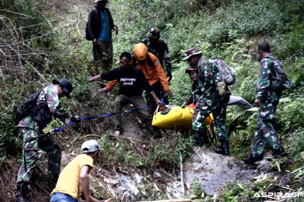 Prajurit Kodim 0822 Pertaruhkan Tenaga di Tebing Maut, Dua Jenazah Pendaki Gunung Piramid Berhasil Dievakuasi