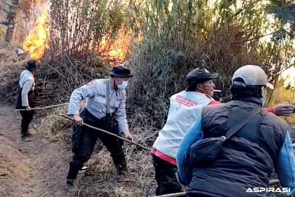Polres Lumajang Kepung Laju Api di Ranupani, Sekat Bakar Dipasang Cegah Karhutla TNBTS Merembet