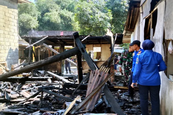 Rumah Bu Marwiya Terbakar di Prajekan, Diduga Korsleting Listrik Rugikan Rp30 Juta