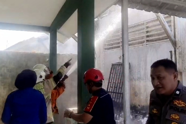 Kebakaran Gudang Kesenian SMP Wringin, Api Menjalar dari Pembakaran Sampah