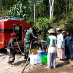 Kemarau Mencekam, Babinsa Wringin Turun Tangan Antar Air Bersih untuk Warga