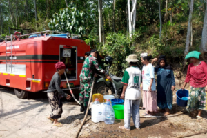 Kemarau Mencekam, Babinsa Wringin Turun Tangan Antar Air Bersih untuk Warga