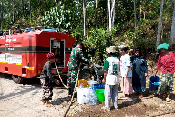 Kemarau Mencekam, Babinsa Wringin Turun Tangan Antar Air Bersih untuk Warga