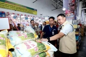 Gerakan Pangan Murah, Polda Jatim Gandeng Bulog Salurkan 2 Ton Beras Rp 11 ribu