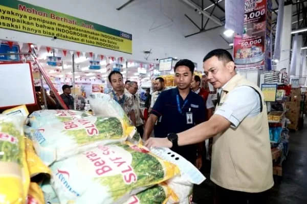 Gerakan Pangan Murah, Polda Jatim Gandeng Bulog Salurkan 2 Ton Beras Rp 11 ribu