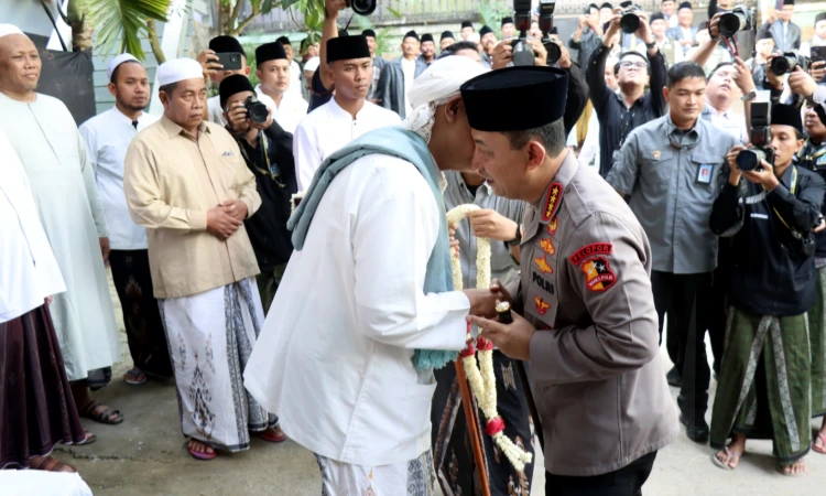 Kapolri Silaturahmi ke Ponpes Al-Hamidy Banyuanyar, Tekankan Sinergitas dan Persatuan