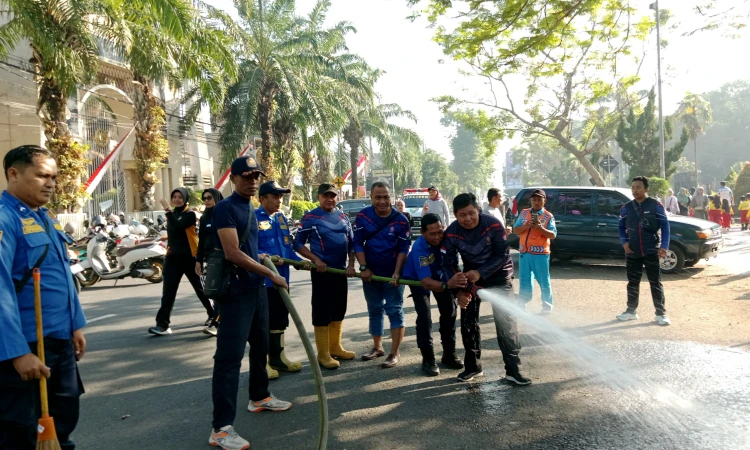 Tindak Cepat, Damkar Bondowoso Semprot Alun-Alun Hilangkan Bau Kotoran Andong