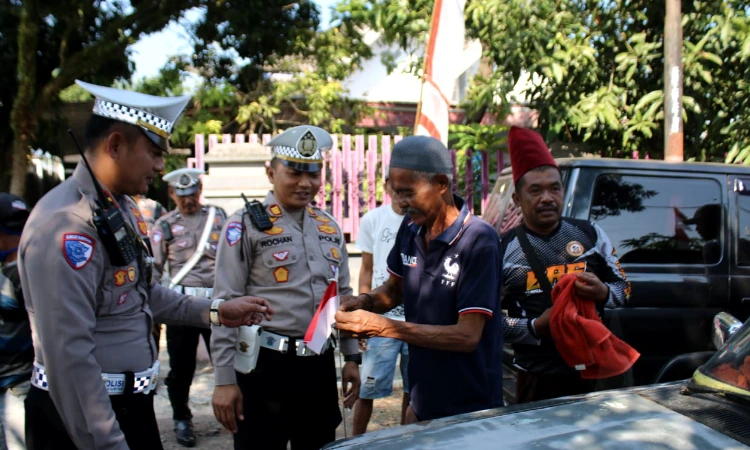 Satlantas Polres Bondowoso Semarakkan HUT RI ke-80, Bendera Merah Putih Berkibar di Pasar Hewan