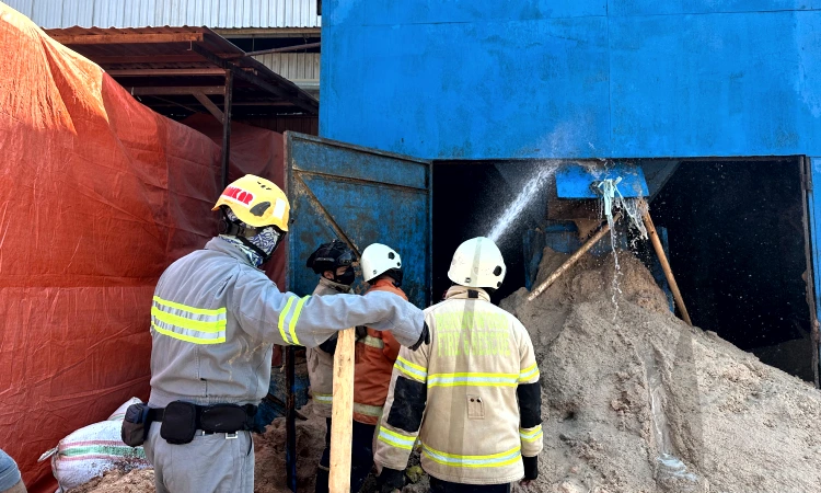 Mesin Silo di CV Anugerah Alam Abadi Terbakar, Damkar Bondowoso Bergerak Cepat Padamkan Api