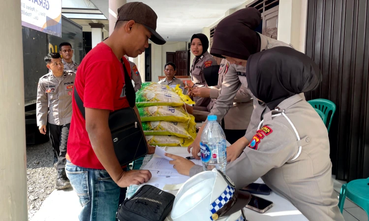 Gelar Bazar, Polres Blitar Dukung Gerakan Pangan Murah, Salurkan Beras SPHP untuk Masyarakat