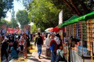 Pedagang Kaki Lima Ikut Panen Berkah