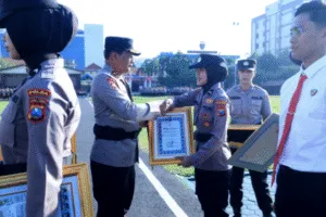 Kapolda Jatim Beri Penghargaan 73 Personel Berprestasi 4 Diantaranya Terima KPLB