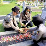 Polwan Mabes Polri Tabur Bunga di TMP Kalibata, Kenang Jasa Pahlawan pada HUT ke-77