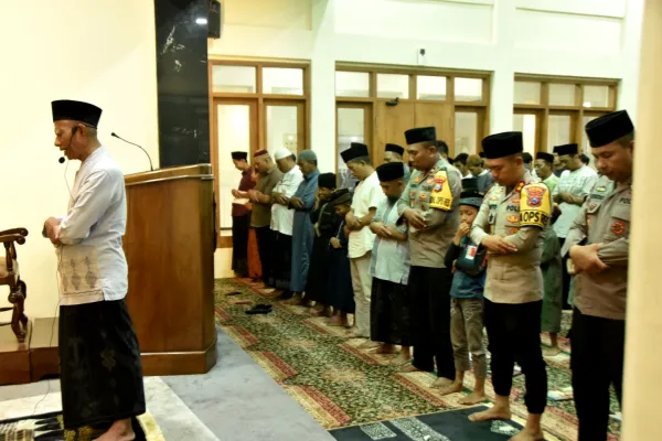 Polres Bondowoso Gelar Sholat Ghaib dan Doa Bersama untuk Keselamatan Bangsa dan Negara