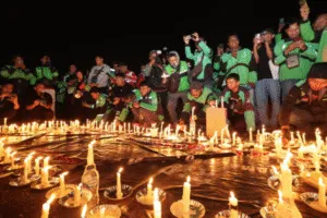 Driver Ojol Gelar Aksi Damai 1000 Lilin di Depan Mapolda Jatim