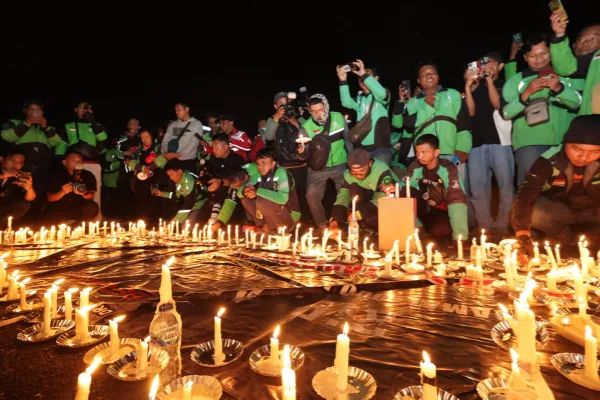 Driver Ojol Gelar Aksi Damai 1000 Lilin di Depan Mapolda Jatim
