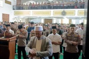 Polda Jatim Gelar Sholat Ghoib untuk Almarhum Driver Ojol Affan Kurniawan