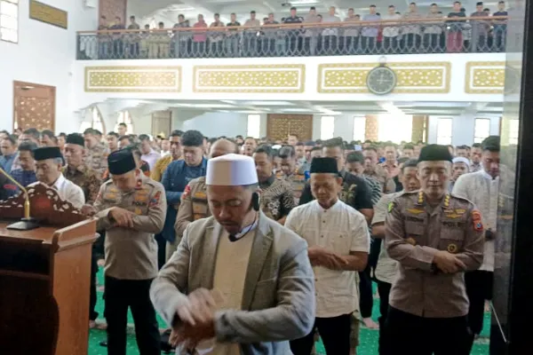 Polda Jatim Gelar Sholat Ghoib untuk Almarhum Driver Ojol Affan Kurniawan
