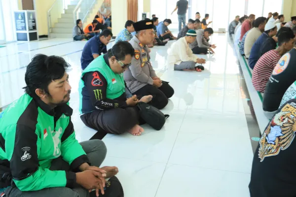 Polres Gresik dan Komunitas Ojol Bersatu, Sholat Gaib dan Doa Bersama