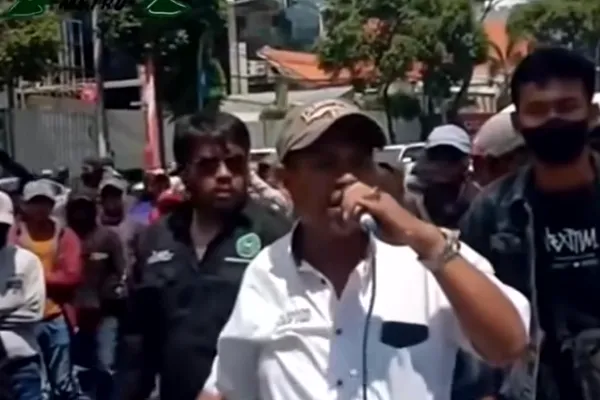 Ratusan Juru Parkir Surabaya Geruduk DPRD, Protes Pemutusan Sepihak Lahan Parkir Mie Gacoan