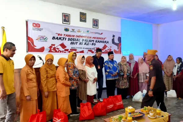 Wabup Bondowoso Serahkan Bantuan Sosial untuk Veteran dan Kelompok Rentan di Momen HUT RI ke-80