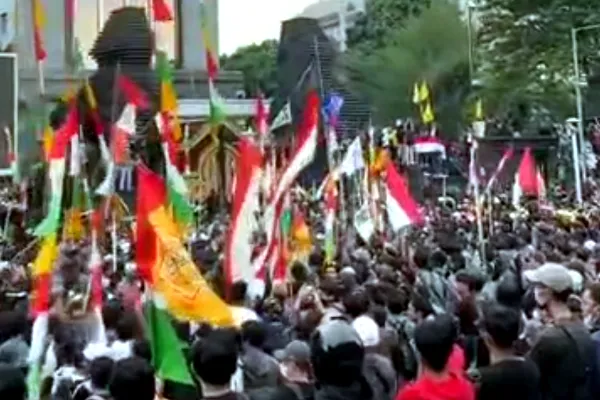 Mahasiswa Jember Gelar Aksi Damai di Polres, Tuntut Kapolri Dicopot