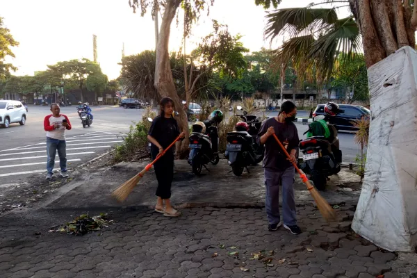 Ojol & Warga Kompak Bersihkan Pos Polisi yang Dibakar Massa di Surabaya