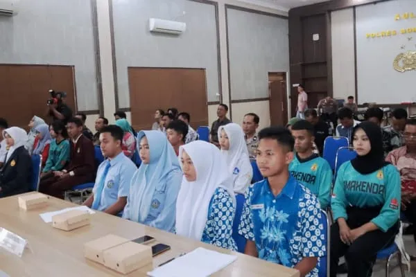Kegiatan yang digagas oleh Polres Bondowoso ini diikuti oleh perwakilan siswa-siswi dari enam SMA/SMK yang ada di wilayah Kabupaten Bondowoso.