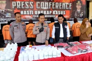 Kapolres Bondowoso, AKBP Harto Agung Cahyono, mengungkapkan barang bukti yang disita cukup besar. Polisi mengamankan sabu seberat 10,93 gram, ganja 4,54 gram, serta 101 ribu butir obat keras berbahaya.