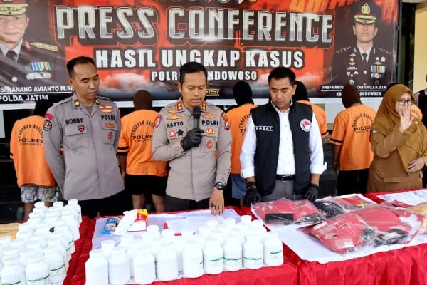 Kapolres Bondowoso, AKBP Harto Agung Cahyono, mengungkapkan barang bukti yang disita cukup besar. Polisi mengamankan sabu seberat 10,93 gram, ganja 4,54 gram, serta 101 ribu butir obat keras berbahaya.