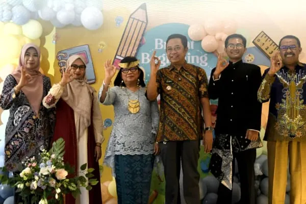 Kehadiran mereka menegaskan dukungan penuh pemerintah daerah terhadap hadirnya sekolah berstandar modern tersebut.
