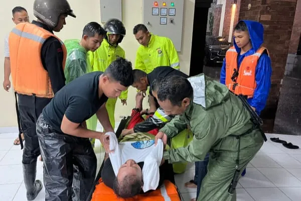Polri Dampingi Korban Banjir Bali dengan Bantuan dan Trauma Healing