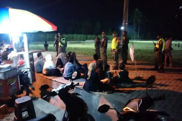 Suasana patroli berlangsung penuh keakraban. Kehadiran Babinsa dan Banser disambut positif masyarakat, terutama para pedagang dan pengunjung pasar malam.